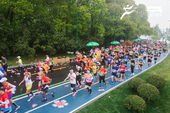 2025平谷半程马拉松完赛赛道创新成为亮点(图1)