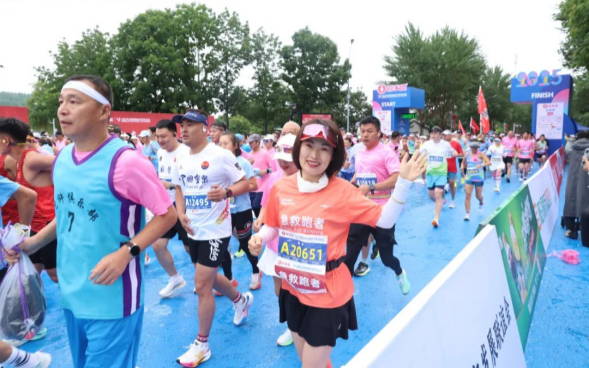 冬季运动盛宴:鹤岗市“兴安杯”足球邀请赛点燃冰雪激情!(图1)