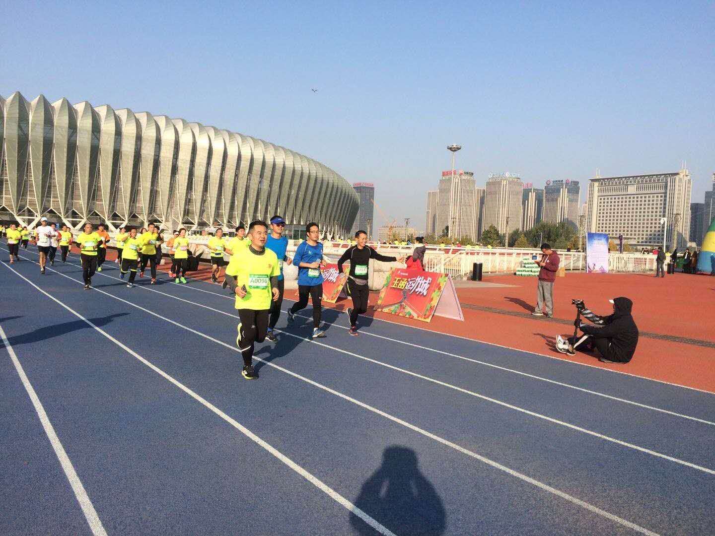 2026宝清马拉松激情开跑:近6000名跑友畅享北大荒美景(图1)